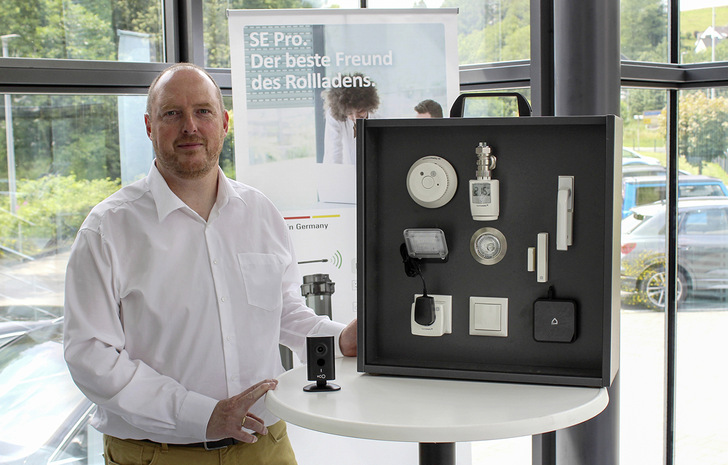 Offen für neue Funktionen und Anwendungen ist die SmartHome-Zentrale: Vor ­allem ihre „große Flexibilität“ sorgt laut Stefan Backenecker für steigende Verkaufs­zahlen. Neben verschiedensten Homematic IP Produkte (siehe Mustertafel re.) können ­zudem Webcams eines spezialisierten Anbieters integriert werden.