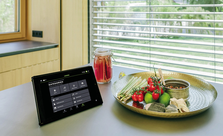 Der Miniserver erledigt als Zentrale des Sonnenschutzes die meisten Aufgaben von ganz allein. Ein manueller Eingriff ist immer möglich.