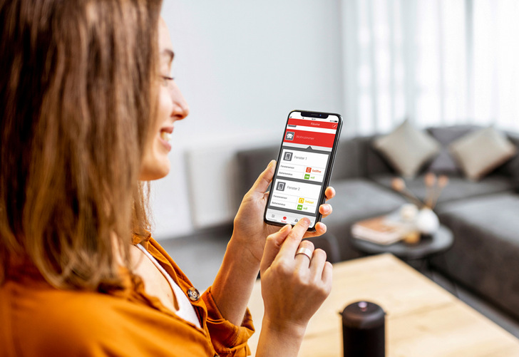 Einen attraktiven Mehrwert bieten die smarten ­Fenster von Kneer-Südfenster mit integriertem Funksensor. Die Kunden haben immer im Blick, ob ein ­Fenster geöffnet, gekippt oder geschlossen ist und werden über Einbruchsversuche informiert.