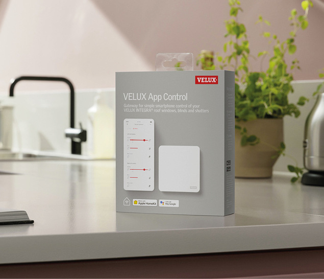 Internet Gateway und kostenlose App ermöglichen die einfache Steuerung von Dachfenstern, Sonnen- und Hitzeschutzprodukten per Smartphone, ohne dass beim Handwerker Aufwand für Einrichtung und Installation entsteht. - © Foto: Velux
