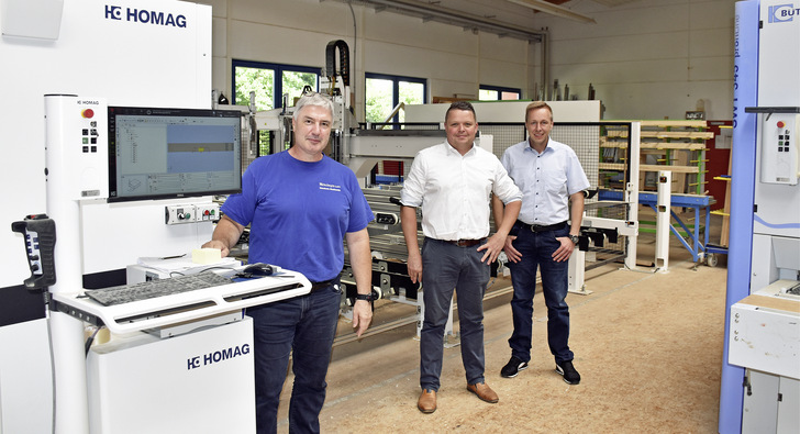 Norbert Meinzinger (l.) ist überzeugt von der Homag-CNC-Kompetenz und auch vom Homag Team. Beim Redaktionsbesuch mit dabei: 
Michael Legler (m.),Verkaufsleiter ­Industrie, und Günter Schneider, technische Vertriebsunterstützung Bereich CNC-Fensterfertigung. - © Foto: Daniel Mund / GLASWELT
