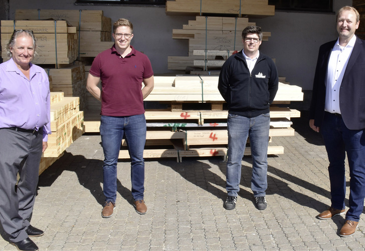 ﻿Beim Redaktionsbesuch standen die Waldland-Geschäftsführer Andreas (2. v.l.) und Bernhard Seeanner, und das Leitz-Team Johann Liebl (l., Kundenbetreuung Leitz) und Engelbert Tiefenthaler (Branchenmanagement Fenster & Türen bei Leitz) Rede und Antwort.﻿ - © Foto: Daniel Mund / GLASWELT
