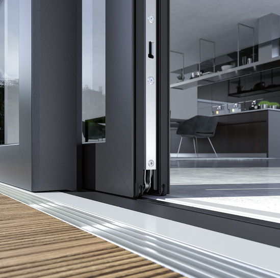 Das Kunststoff-Hebeschiebesystem Schüco LivIngSlide bietet dank seiner Nullschwelle barrierefreien Komfort für alle Bewohner.