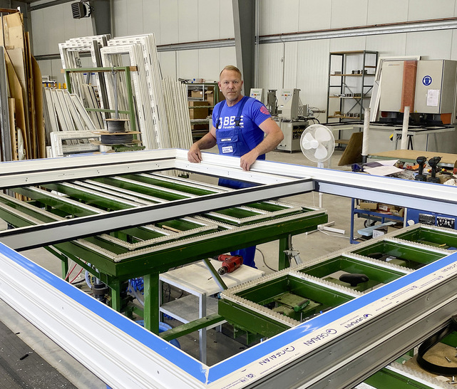 Wachstums-Konsequenz: 2020 errichtete BBE-Fenstertechnik im sachsen-anhaltischen Genthin eine neue, 1.000 Quadratmeter große Produktionshalle für den Sonder­bau. Hier wird auch das Gealan-Schiebesystem „Smoovio“ mit den „Patio Inowa“-Beschlägen von Roto gefertigt.