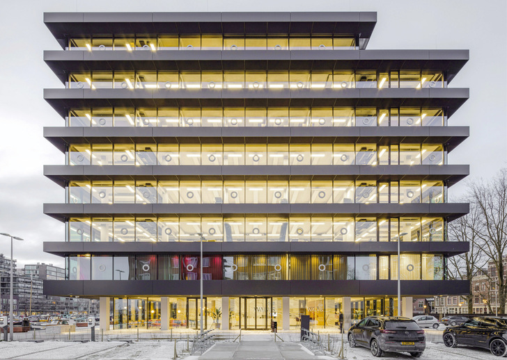 Mit den leistungsstarken Fassadengläser von Schollglas konnte bei „de Walvis“ eine hochtransparente Fassade umgesetzt werden. - © Foto: Sebastian van Damme / Schollglas
