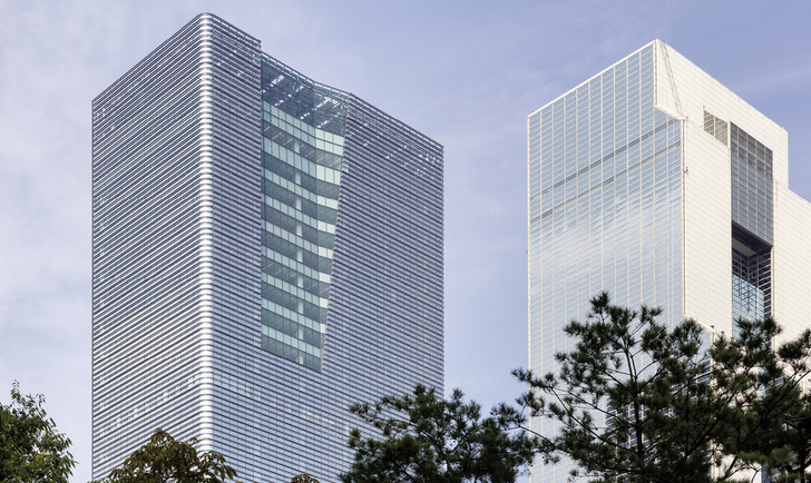 Der Parnas Tower (l.) in ­Seoul ist nach LEED in Gold zertifiziert. ­Einen großen Beitrag zur Zertifizierung haben die hochwärmegedämmten Glaselemente geleistet. - © Foto: Namgoong Sun
