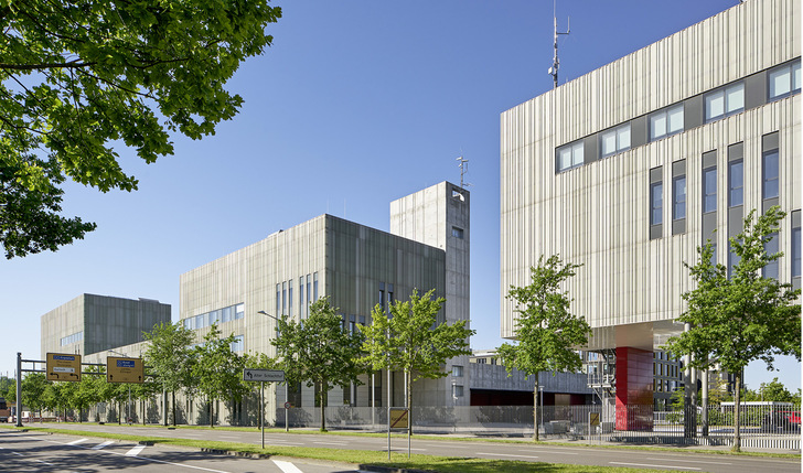 Die Fassade der neuen Hauptfeuerwache in Karlsruhe besteht aus gekantetem und perforiertem Aluminium. Die Kastenfenster besitzen ein Isolierglas in der Dämmebene und ein bündig mit der Fassade abschließendes ESG.