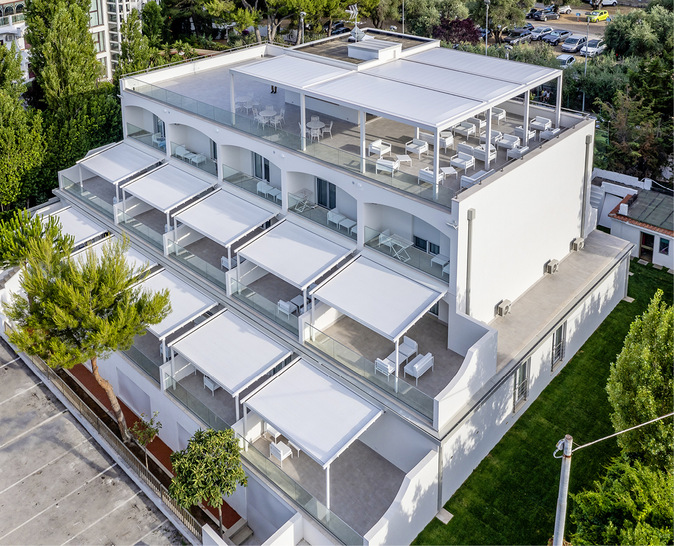Im Bereich des Panoramarestaurants wurden die Flachdach-Pergolen installiert, deren große Abmessungen einen optimalen Schattenbereich bieten, um fast die gesamte Ausdehnung der Hotelterrasse zu nutzen.