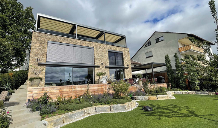 Gleich drei Maestro Pergotenda fügte Stahlwerk Metalldesign auf der Dachterrasse in die Stahltragkonstruktion ein.﻿