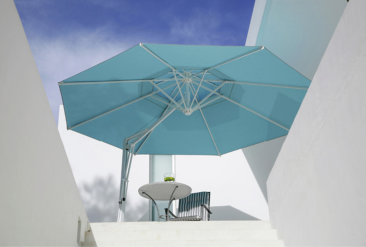 Der Seitenmastschirm Belvedere öffnet sich durch die Easy-Flap Klapptechnik innerhalb weniger Sekunden.﻿