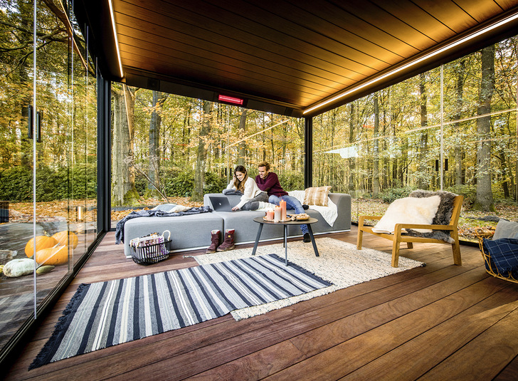 Eine Terrassenüberdachung mit Glasschiebewänden bietet perfekten Schutz vor Niederschlägen und anderen Witterungseinflüssen.