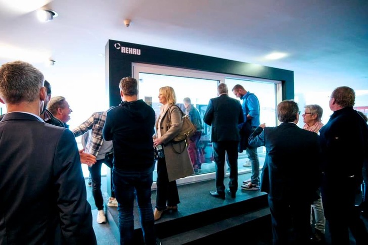 Anfassen und Ausprobieren erwünscht: Begeistert nutzten die Teilnehmer die Möglichkeit, Innovationen wie die neue WINDOW.ID, Synego Slide oder GENEO mit der Absturzsicherung Skyforce live auszuprobieren.