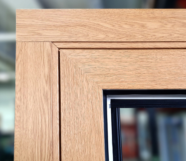 Die moderne Schweißtechnik hält auch bei Ventana Einzug und sorgt für nahtloses Design (hier mit Folienbeschichtung "Real Wood" von Renolit).