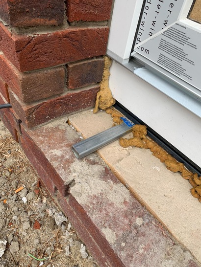 Falsch: Eine untere Lastabtragung über ein Eisenrechteckrohr, das auf der Rohbetonplatte und dem Vorsatzmauerwerk lose aufliegt, ist nicht im Sinne einer geeigneten Lastabtragung anzusehen.