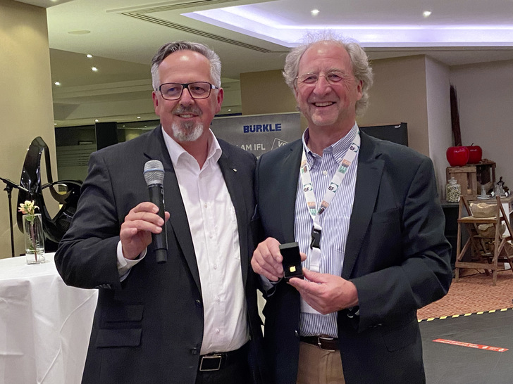 Für sein langjähriges Engagement im BF erhält Carl Pinnekamp (r.) die goldene Ehrennadel des BF von Hans-Joachim Arnold, dem Vorstandsvorsitzenden des Bundesverband Flachglas, überreicht.