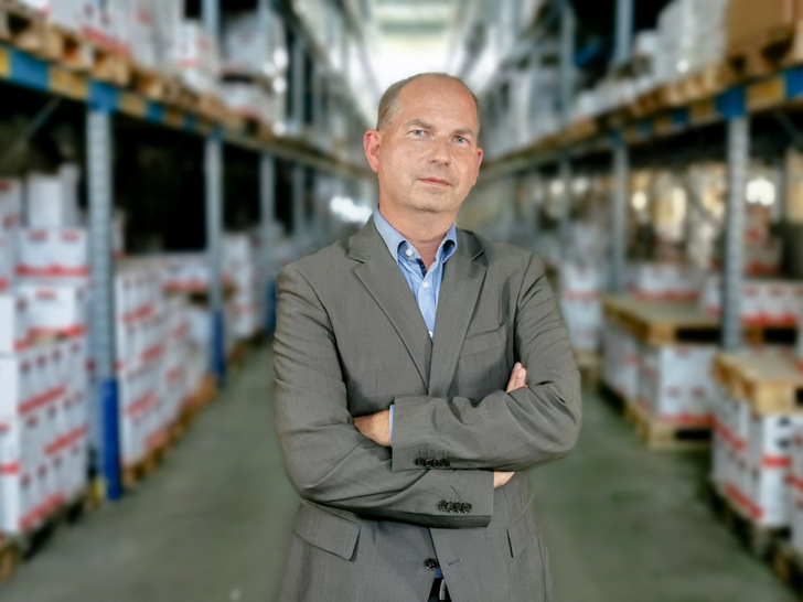 „In der aktuellen Silikonkrise kommt es darauf an, gemeinsam mit den Anwendern die richtige Alternativ-Technologie zu ermitteln und die entsprechenden Produkte verfügbar zu haben“, sagt Harald Lüdtke, Geschäftsführer Soudal Deutschland.