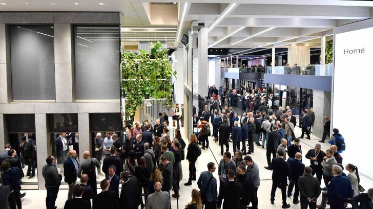 Dichtes Gedränge auf dem letzten großen Schüco-Messestand 2019 auf der BAU in München. 
