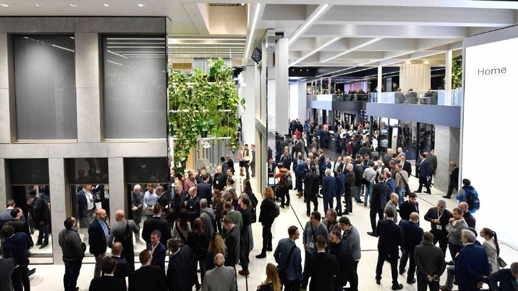 Dichtes Gedränge auf dem letzten großen Schüco-Messestand 2019 auf der BAU in München.  - © Messe München
