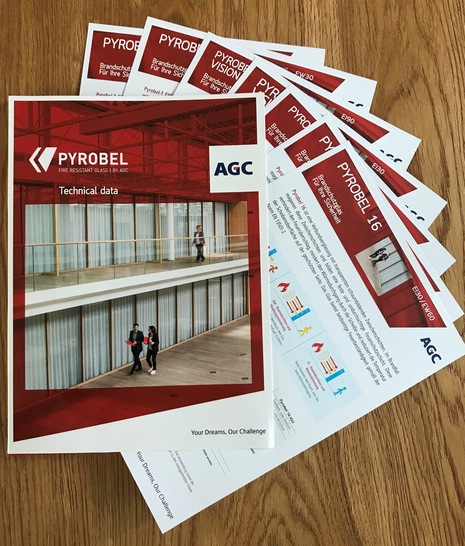 Die Broschüren beschreiben alle Pyrobel-Produkte und nennen die technischen Daten. - © AGC Glass Europe
