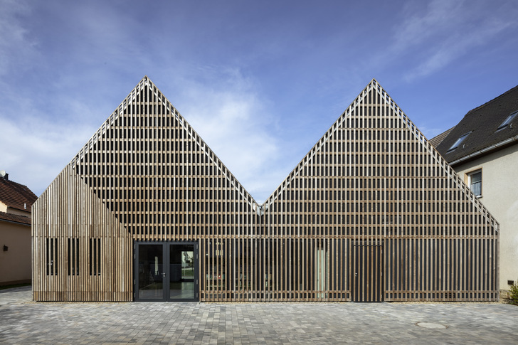 Hinter Eschenlatten des Neubaus findet sich eine Glasarchitektur aus Semco Energy-Gläsern, die viel Licht ins Innere lassen.