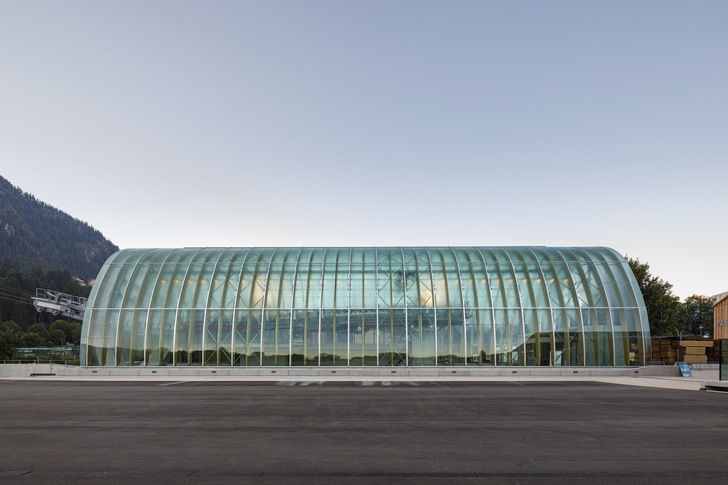 Die neue Seilbahnstation aus der Feder von Büro HK Architekten besticht durch ihren hohen Glasanteil - © Glas Marte
