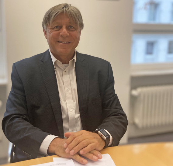 Klaus Knops kennt sich durch jahrzehntelange Arbeit in der Fensterbranche aus und sagt von sich selbst, dass er ein "Dinosaurier" in Sachen digitaler Wandel ist.