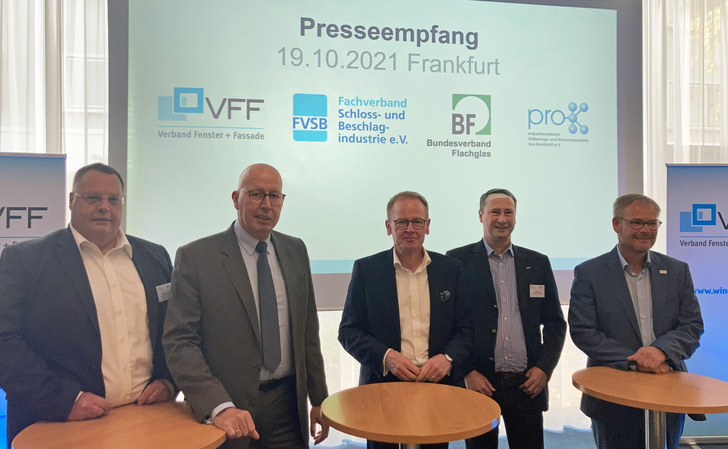 Die Vertreter der vier Branchenverbände VFF, BF, FVSB und pro-K haben am 19.10. die Branchenstudie über den Fenstermarkt 2021 und 2022 in Frankfurt vorgestellt. - © Daniel Mund / GLASWELT
