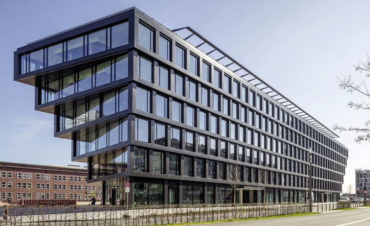 Auch bei der Fassade des ­Mercator One in Duisburg kamen Wicona Profile aus ­Hydro Circal 75R Aluminium zum Einsatz.