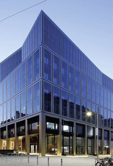 Die neue vetroFit SG Fassade ist kompatibel mit jeder handels­üblichen Fassaden-Unterkonstruktion .