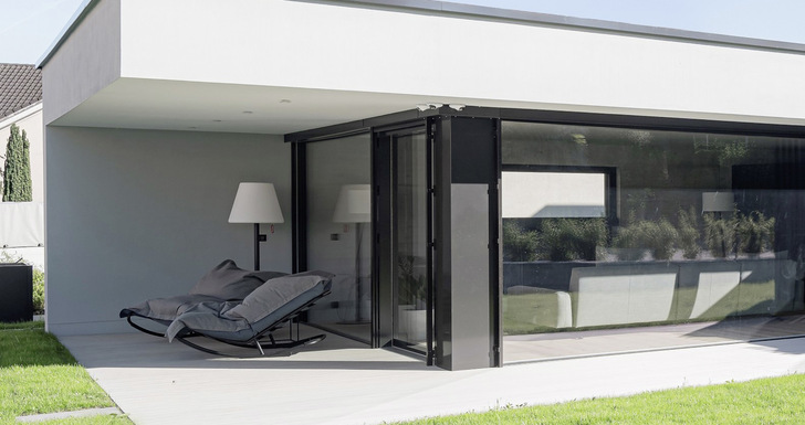 Bei den Ganzglas-Panoramafenstern profitieren die Nutzer von der hohen Transparenz und Homogenität einer dem Structural Glazing ähnlichen Fassade und habenzudemalle Vorteile eines Dreh- oder Kippfensters.