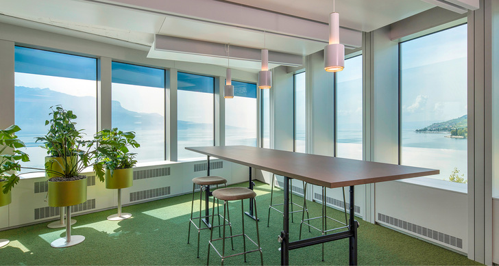 Die schaltbaren Gläser regulieren die Wärme und die Lichtverhältnisse im Gebäude und senken so den Bedarf an Klimatisierung und künstlich﻿en Beleuchtung. - © Foto: Nestle / ADRIEN BARAKAT
