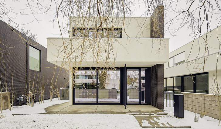 Die drei Einfamilienhäuser des „Humboldt Projects“ in der US-Metropole Denver ­besitzen große, kubische Formen, die große Glasflächen mit einschließen.