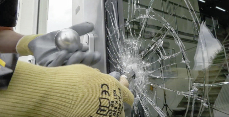 Falsche Glasauswahl mit negativen Folgen: Durchbruch bei einem nicht passenden Glas für eine Paniktür