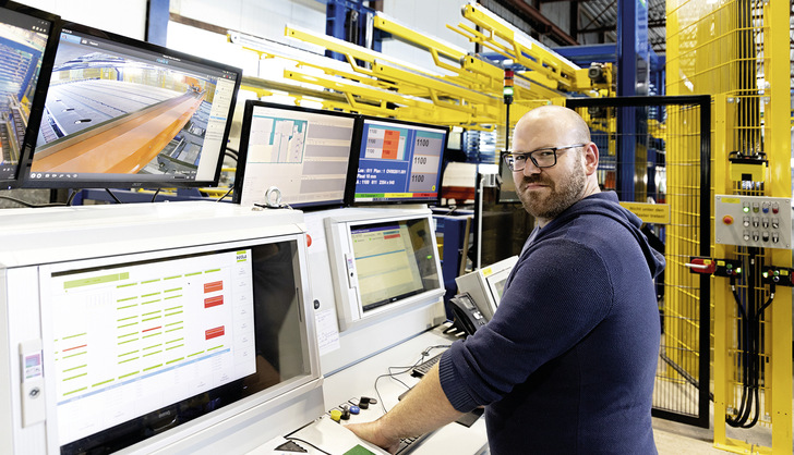 Das PPS stellt die Aufträge unter Beachtung des Liefertermins, der Maschinenkapazitäten, der Bestände zusammen und gibt diese als Arbeitsauftrag an die jeweiligen Fertigungsstationen weiter. Daniel Bonsch kann hier im Zuschnitt auf den Status der einzelnen Prozesse zugreifen, Abläufe vorziehen oder in Echtzeit überwachen.