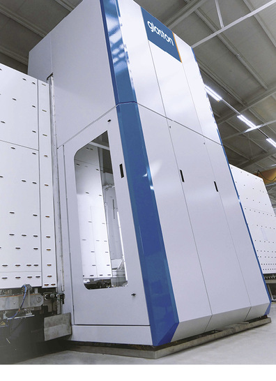 Beim neuen Mulit’Arriser von Glaston werden Glaskanten mit bis zu 60 m/min bearbeitet, was ihn zur schnellsten Einkopfmaschine weltweit macht.