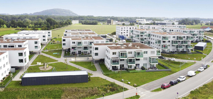 Das architektonische Konzept setzt generell auf viel Tageslicht in den Wohnräumen: Große Fensteröffnungen sorgen für Helligkeit und Wohlfühlatmosphäre im Inneren der Gebäude.