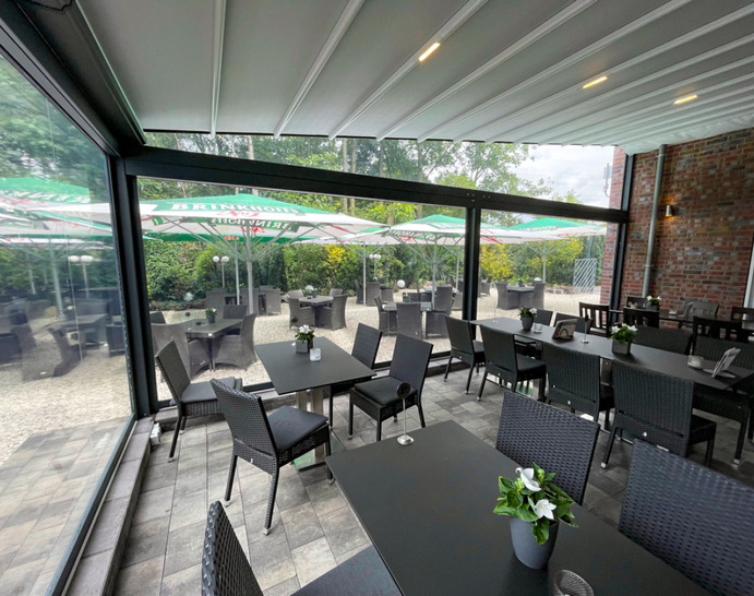 Um die Struktur der B-Space ringsherum zu schließen, wurde mit Brio-Screens und Cristal (durchsichtig) und einer seitlichen Verglasung im oberen Dreieck gearbeitet.