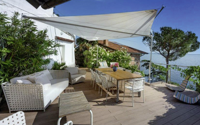 Das Sonnensegel wird in den festen Größen 320 × 320 cm oder 380 × 380 cm geliefert.