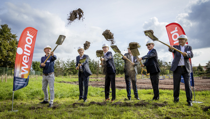 Die Weinor-Führung um Thilo Weiermann (2. v. re.) Walter Strässle (re.), Verwaltungsratspräsident von Griesser, ­sowie Bauleiter Falk Niedrich (li.) beim Spatenstich zum Neubau in Möckern.