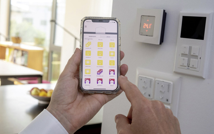 Die Bedürfnisse der ­Menschen in ihrem Zuhause sind unterschiedlich – ein erstklassiges Smart-Home-­System passt sich dem flexibel an und verwandelt ­lästige Tätigkeiten in unsichtbare Aktionen oder gar besondere Momente.