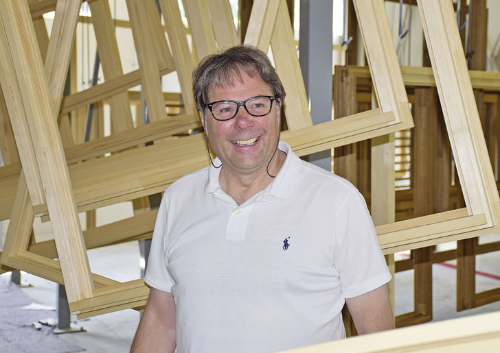 Fensterbauer Hans-Joachim Böck hat beim Holz-Metall-System­lieferanten sein zukunftsweisendes Fenster gefunden.
