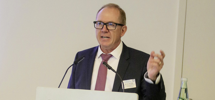 Der 1. Vorsitzende Peter Ertelt war lange Jahre Geschäftsführer eines typischen ­Betriebs für Fenster, Türen und Wintergärten. Inzwischen ist er neben seinen Verbandstätigkeiten auch als Sachverständiger und Dozent aktiv.