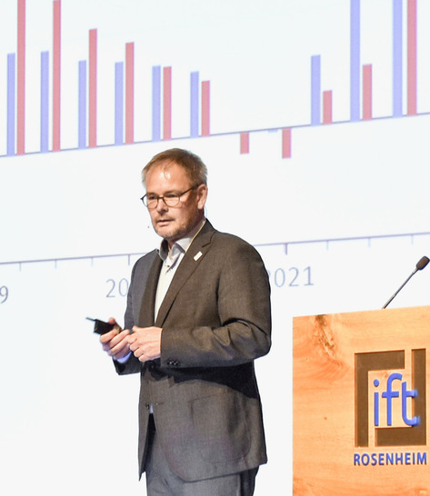 VFF-Geschäftsführer Frank Lange auf der Bühne der ift-Fenstertage - © Foto: Daniel Mund / GLASWELT
