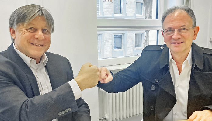 Besiegelten beim Redaktionsbesuch ihre Zusammen­arbeit mit einer Kooperations­vereinbarung: Klaus ­Knops und Werner Hölzl.