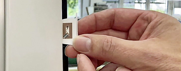 Einbau des e-Chip in den Fensterflügel oberhalb des Griffes.