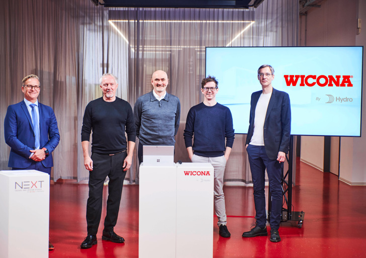 Dr.-Ing. Werner Jager (Wicona) und die Speaker (v.l.) Dieter Brell (3deluxe), Martin Murphy (Störmer Murphy and Partners), Evan Levelle (Front Inc.) und Fabian Hecker (Zaha Hadid Architects)
