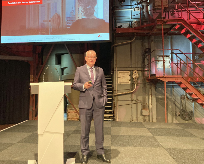 Mit einem „Wir haben zu tief gestapelt“ kommentierte Dr. Eckhard Keill während des 16. Internationalen Fachpressetages die Entwicklung 2021 der Roto-Gruppe. Wie der Holding-Vorstand erklärte, übertraf sie stattdessen alle Erwartungen und könnte noch als Rekordjahr in die Chronik des Bauzulieferers eingehen.