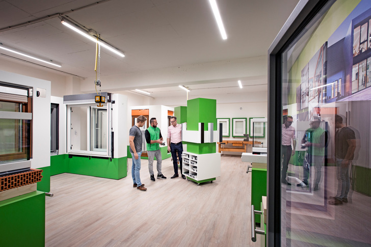 Das Schulungsprogramm geht weit über die fachgerechte Fenstermontage mit Befestigung und Abdichtung hinaus. An 20 Modulen kann das erlernte Know-how sofort in die Praxis umgesetzt werden.