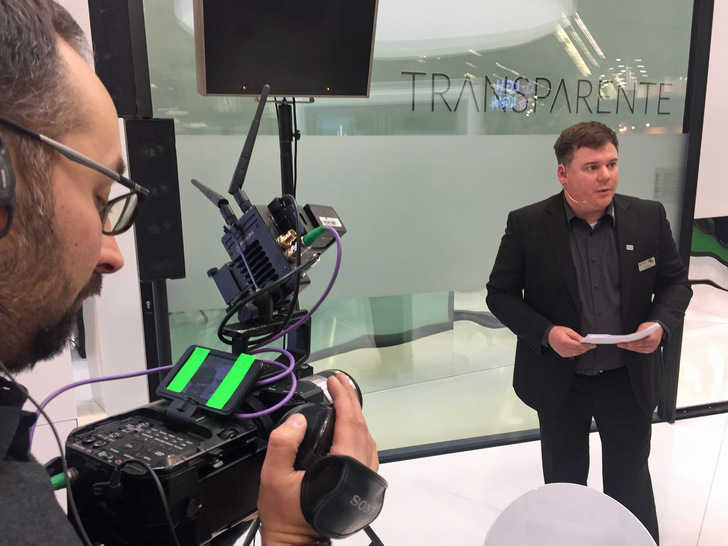 Große Bühne Frontale: Zuletzt nutzte Oknoplast im allgemeinen und Jens Eberhard im Speziellen auf der Fensterbau 2018 den Marktplatz zur Neuheitenpräsentation. Das soll 2022 wieder so sein, hofft der Geschäftsführer Deutschland und setzt auf das umfangreiche Hygienekonzept der Messe.