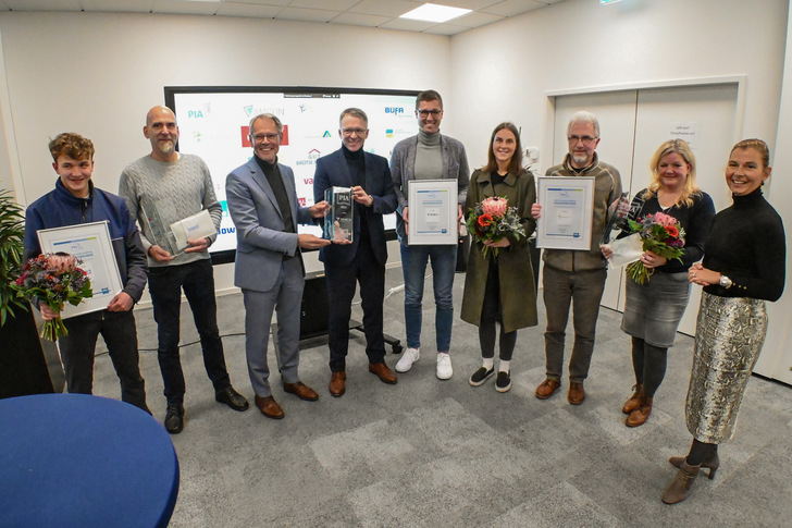 Bei der Preisverleihung (v.l.): Jérome Abel (Carlo Collodi Schule), Torsten Villette (Carlo Collodi Schule), Hermann Schüller (Semco CEO), Bernhard Feldmann (Semco), Jann Christian Hegewald (Semco), Isabell Hinrichs (Semco), Torsten Meiwald (Schulleiter Eibenhorst-Schule), Britta Niemeyer (Eibenhorst-Schule) und Stephanie von Unruh (GF Nordwest Mediengruppe). - © Foto: Von Reeken, Nordwest-Zeitung Verlagsgesellschaft
